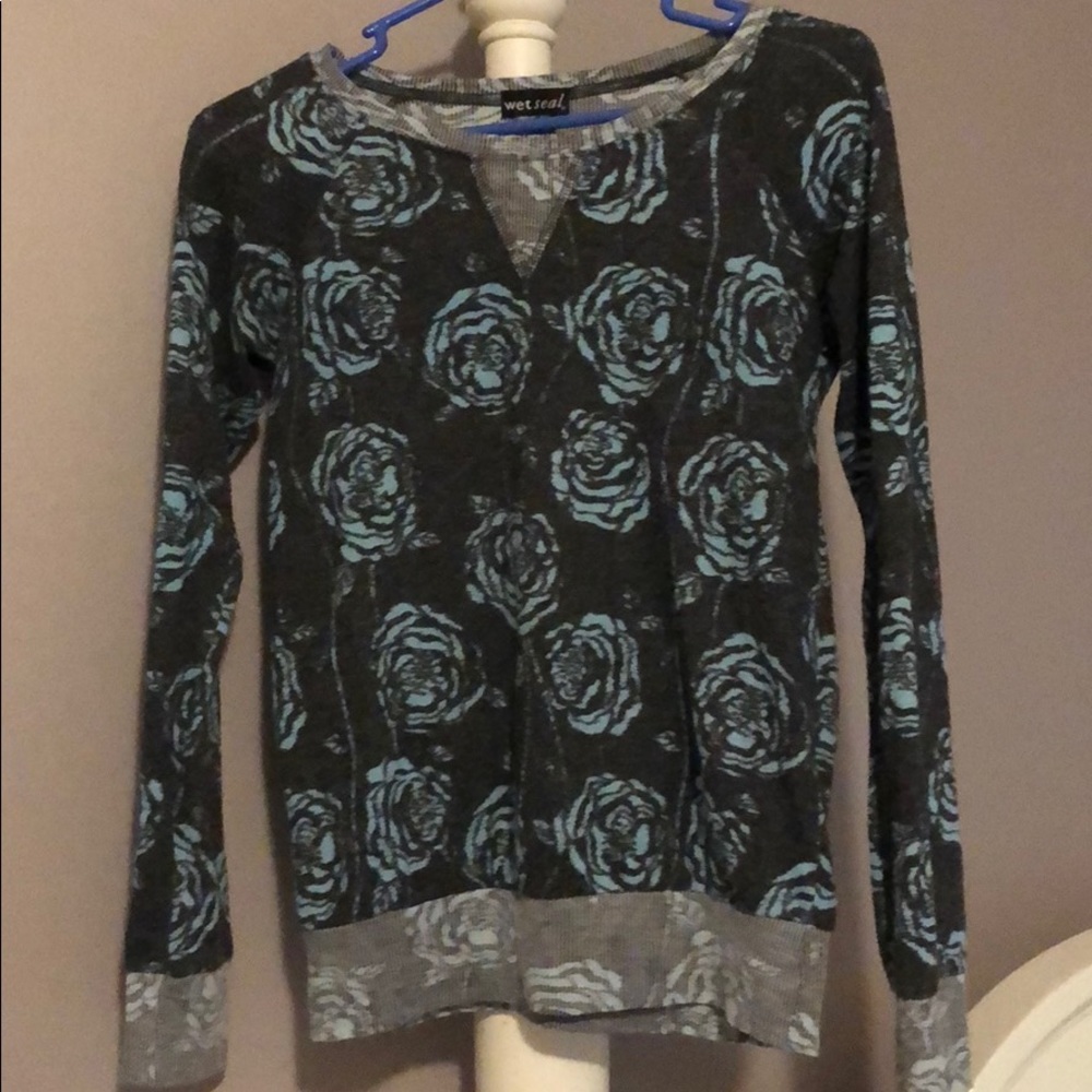 Sweater/ Long sleeved shirt